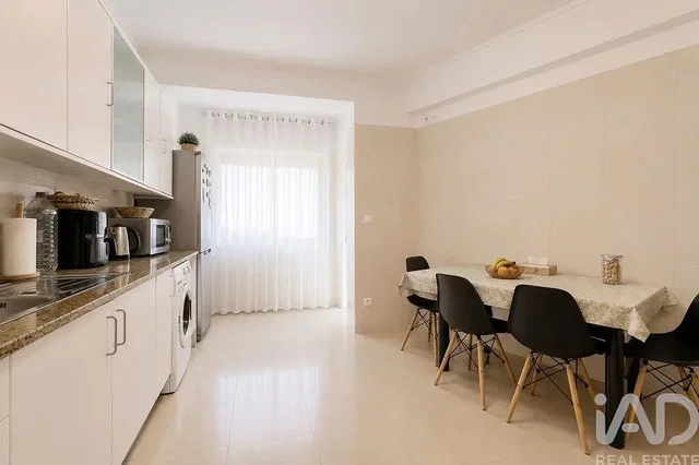Kitchen; kitchen appliances, natural light, modern style