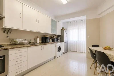 Cuisine; électroménager, carrelage, lumière naturelle