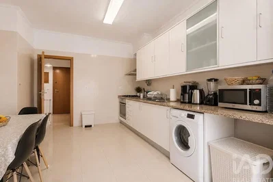 Cuisine; électroménager, carrelage, lumière naturelle