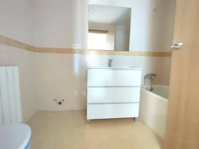 Banyo; fayans zemin, doğal ışık