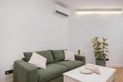 Oturma odası; doğal ışık, modern stil, fayans zemin