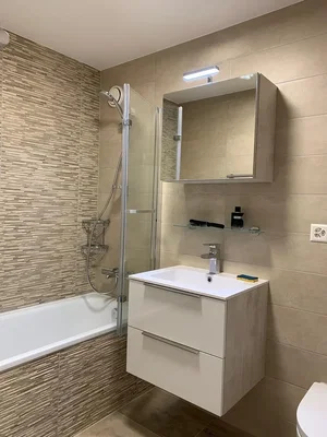 Baño; suelo de baldosas, renovado, luz natural