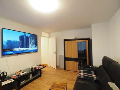 Salón; suelo de madera, luz natural