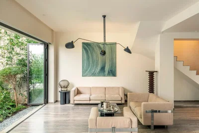 Wohnzimmer; tageslicht, holzboden, moderner stil