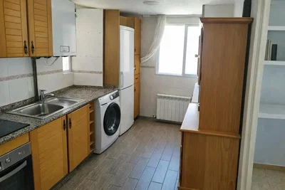 Kuchyně; dlažba, kuchyňské spotřebiče, přirozené světlo