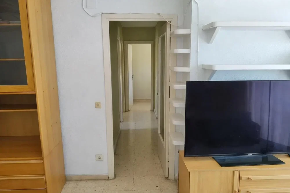 Obývací pokoj; dlažba, nutná rekonstrukce