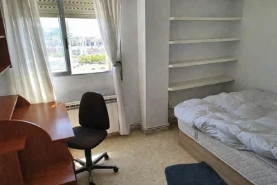 Ložnice; přirozené světlo, dřevěná podlaha