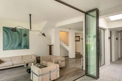 Wohnzimmer; tageslicht, moderner stil, holzboden