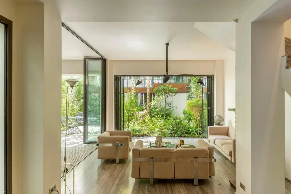 Wohnzimmer; holzboden, tageslicht, moderner stil