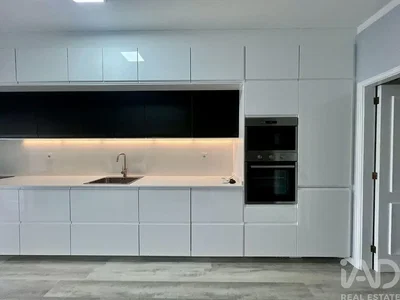 Кухиња; кухињски апарати, плочице, природно светло, реновиран