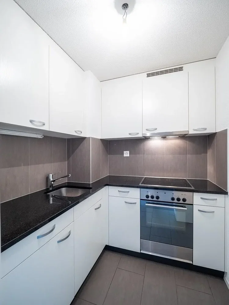 Cucina; elettrodomestici, pavimento in piastrelle, luce naturale