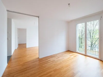 Soggiorno; pavimento in legno, luce naturale, vista