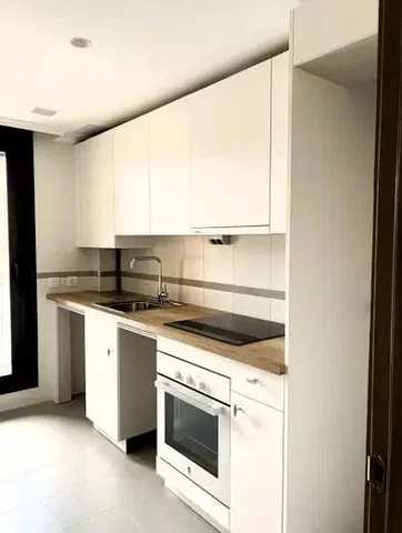 Cocina; electrodomésticos, suelo de baldosas, luz natural