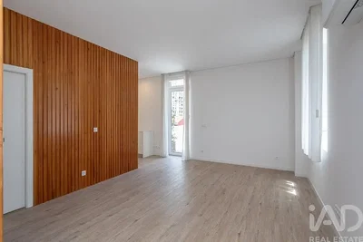 Living room; wood floor, natural light, modern style
