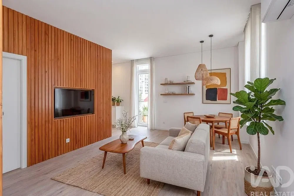 Obývací pokoj; přirozené světlo, dřevěné trámy, moderní styl, dřevěná podlaha