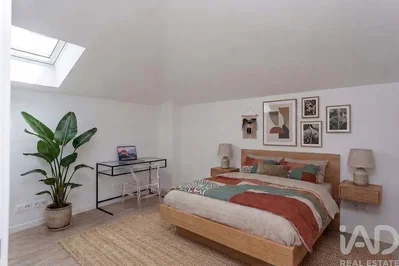 Ložnice; přirozené světlo, dřevěná podlaha, moderní styl