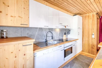 Кухиња; кухињски апарати, дрвене греде, дрвени под