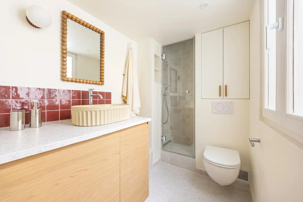 Badezimmer; renoviert, tageslicht, fliesenboden