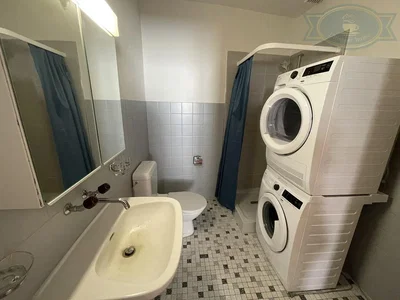 Badezimmer; fliesenboden, renovierungsbedürftig
