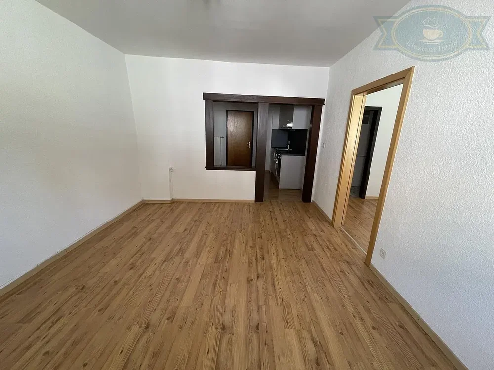 Wohnzimmer; holzboden, tageslicht