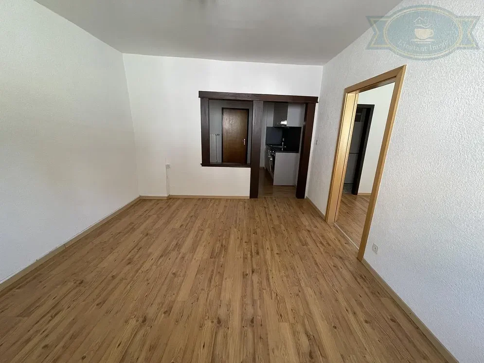 Wohnzimmer; holzboden, tageslicht