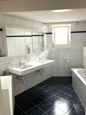 Bagno; pavimento in piastrelle, luce naturale