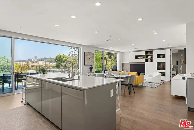 Cozinha; vista, eletrodomésticos, luz natural, estilo moderno