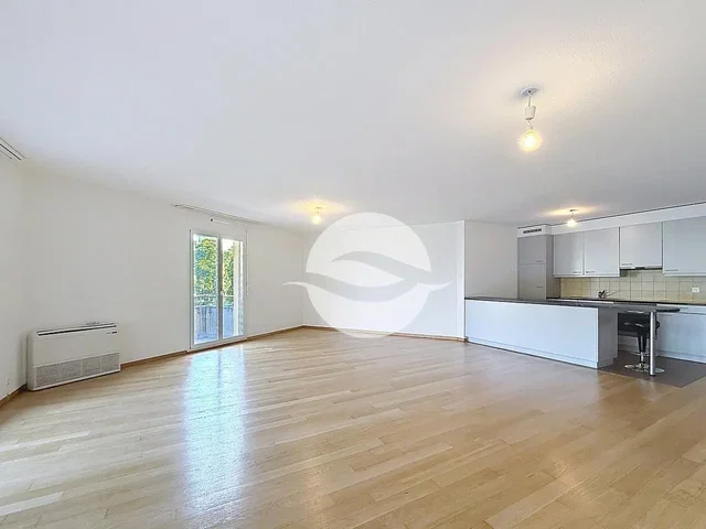 Woonkamer; houten vloer, natuurlijk licht, keukenapparatuur