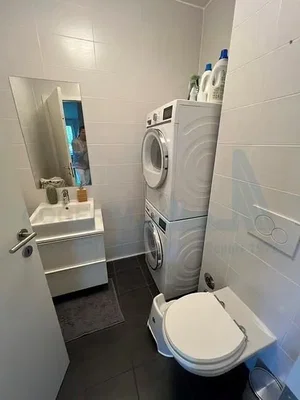 Toaleta; dlažba, po rekonstrukci, přirozené světlo