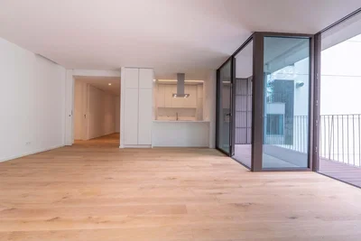 Obývací pokoj; dřevěná podlaha, přirozené světlo