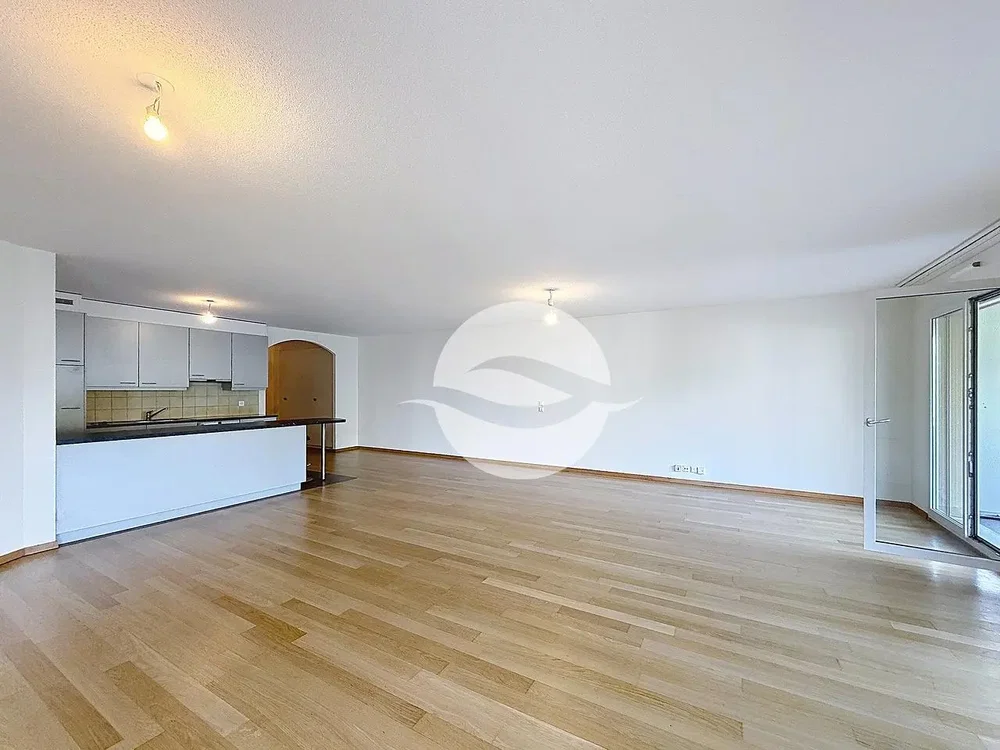 Wohnzimmer; holzboden, tageslicht, küchengeräte