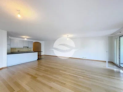 Wohnzimmer; holzboden, tageslicht, küchengeräte