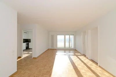 Wohnzimmer; tageslicht, holzboden, renovierungsbedürftig