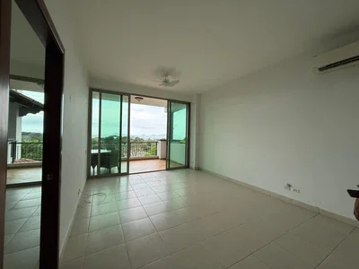 Sala de estar; chão de azulejo, vista, luz natural