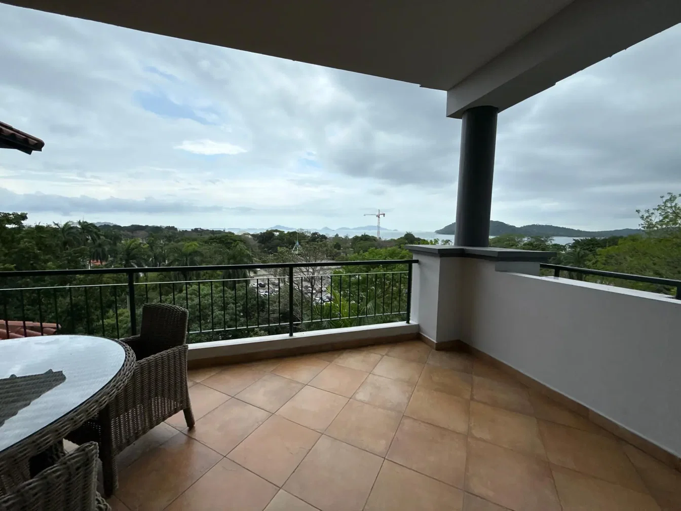Terraço; vista, chão de azulejo, luz natural