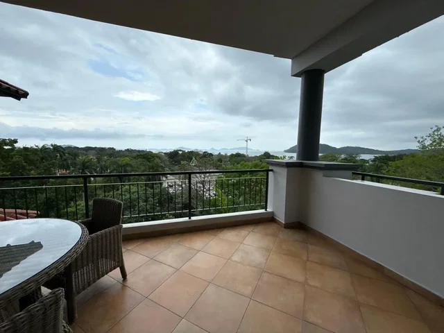 Terraço; vista, chão de azulejo, luz natural