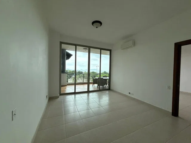Sala de estar; chão de azulejo, luz natural, vista