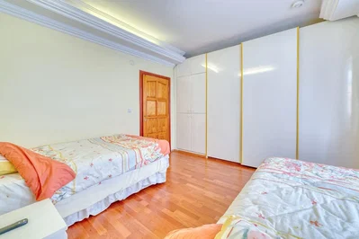 Quarto; chão de madeira, luz natural