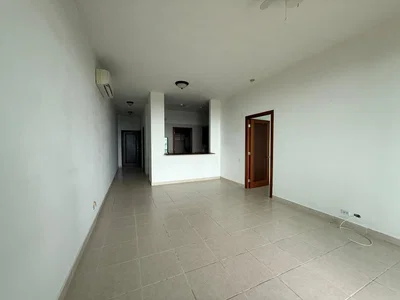 Outro; chão de azulejo, luz natural