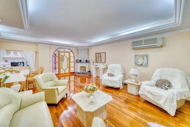 Sala de estar; chão de madeira, lareira, luz natural, estilo rústico
