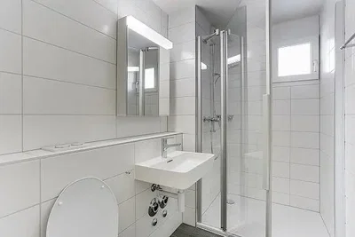 Bagno; pavimento in piastrelle, luce naturale