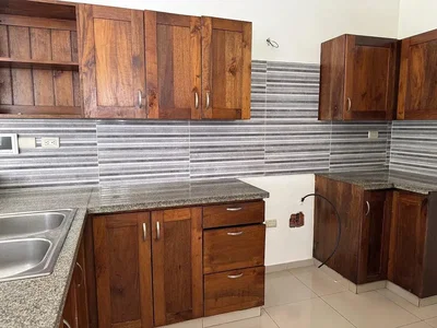 Cucina; pavimento in piastrelle, elettrodomestici