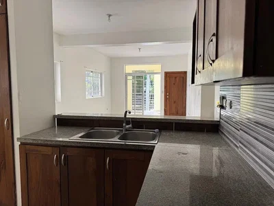 Cucina; elettrodomestici, luce naturale, pavimento in piastrelle