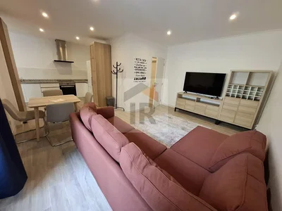 Obývací pokoj; kuchyňské spotřebiče, dřevěná podlaha, přirozené světlo, moderní styl