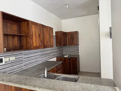 Cucina; pavimento in piastrelle, pavimento in legno, elettrodomestici