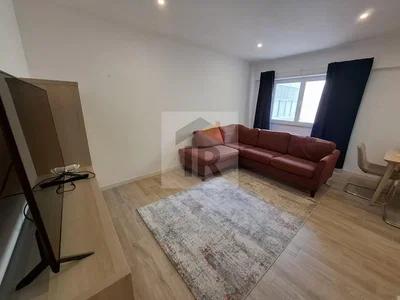 Obývací pokoj; dřevěná podlaha, přirozené světlo