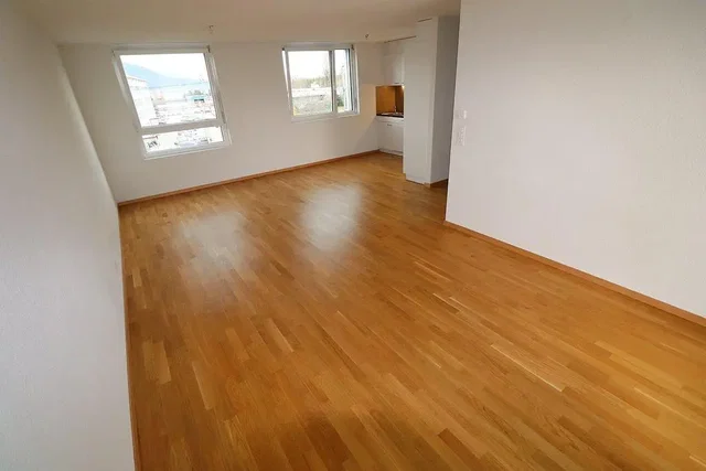 Obývací pokoj; dřevěná podlaha, přirozené světlo