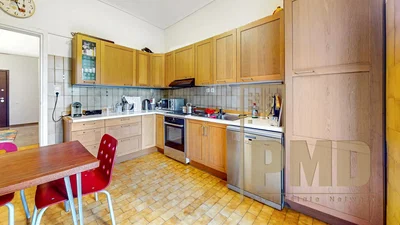 Cucina; elettrodomestici, pavimento in piastrelle