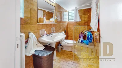 Toilette; pavimento in piastrelle, necessita ristrutturazione