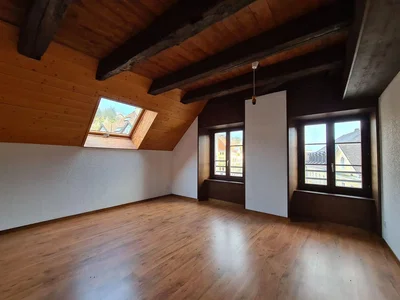 Camera dei bambini; pavimento in legno, luce naturale, travi in legno